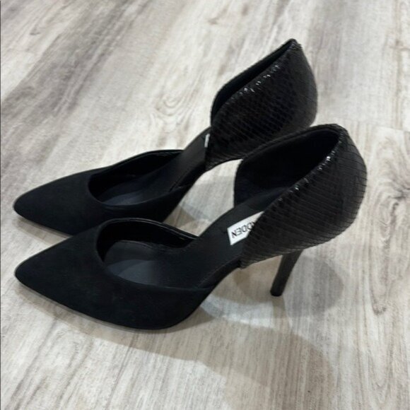 Steve Madden Shoes - Steve Madden black suede pointy toe heels with snake skin in back size 8.5